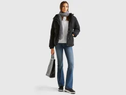 Short puffer jacket padded with recycled feathers