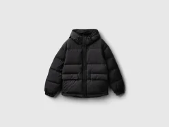 Short puffer jacket padded with recycled feathers