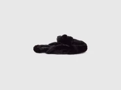 Slippers in faux fur