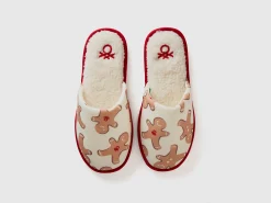 Slippers with biscuit print