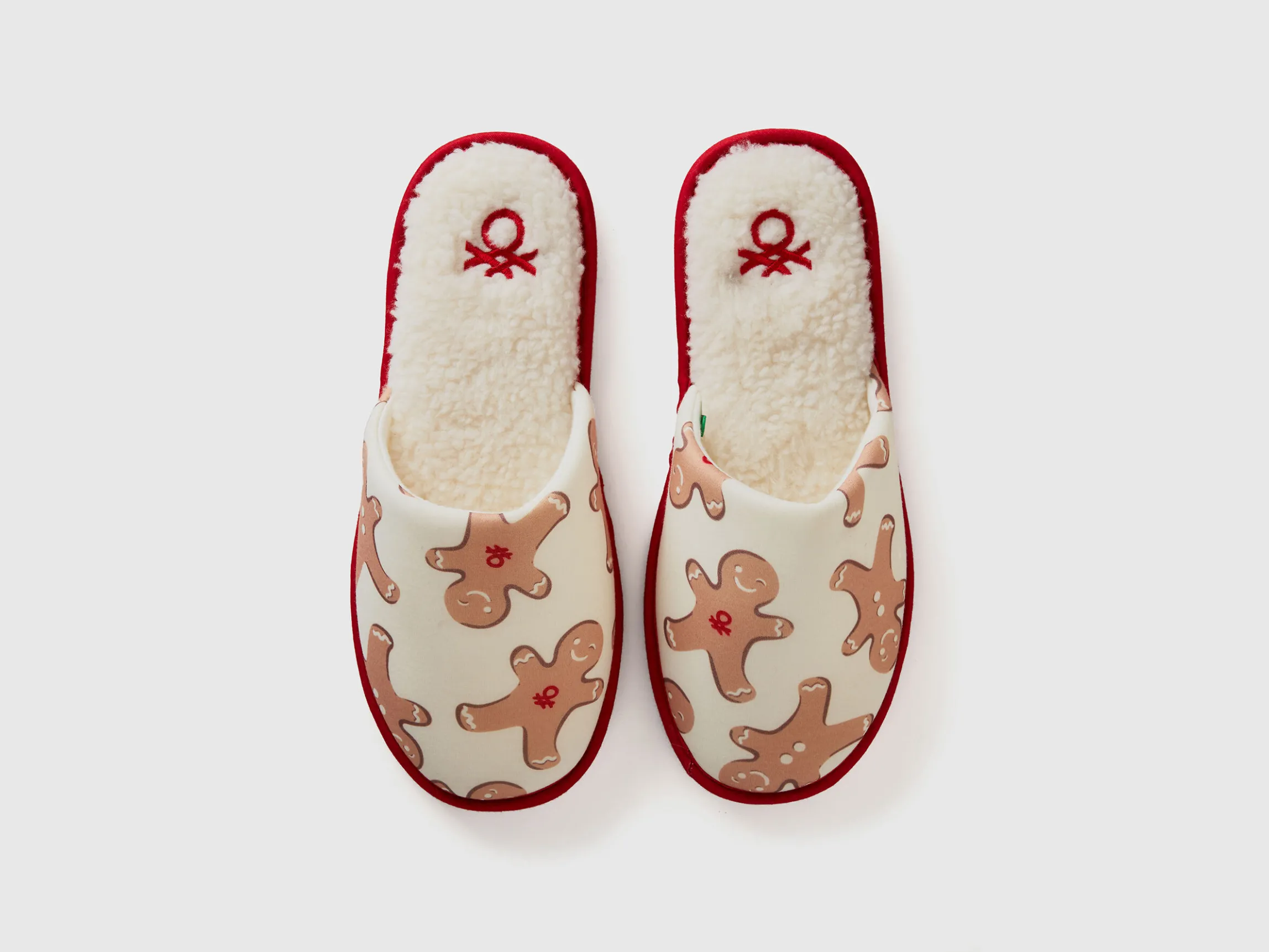 Slippers with biscuit print