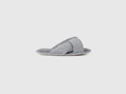 Slippers with woven upper
