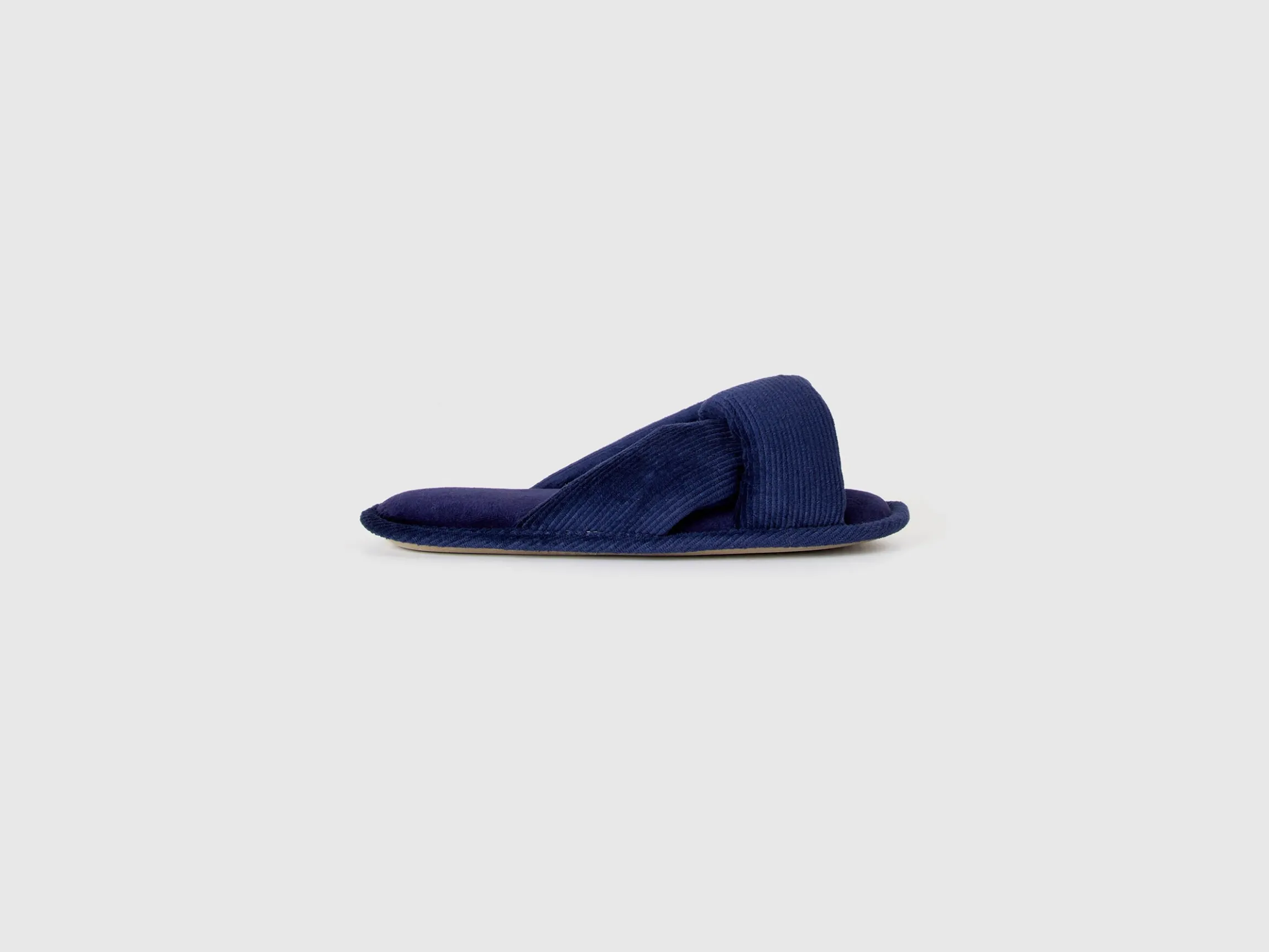 Slippers with woven upper