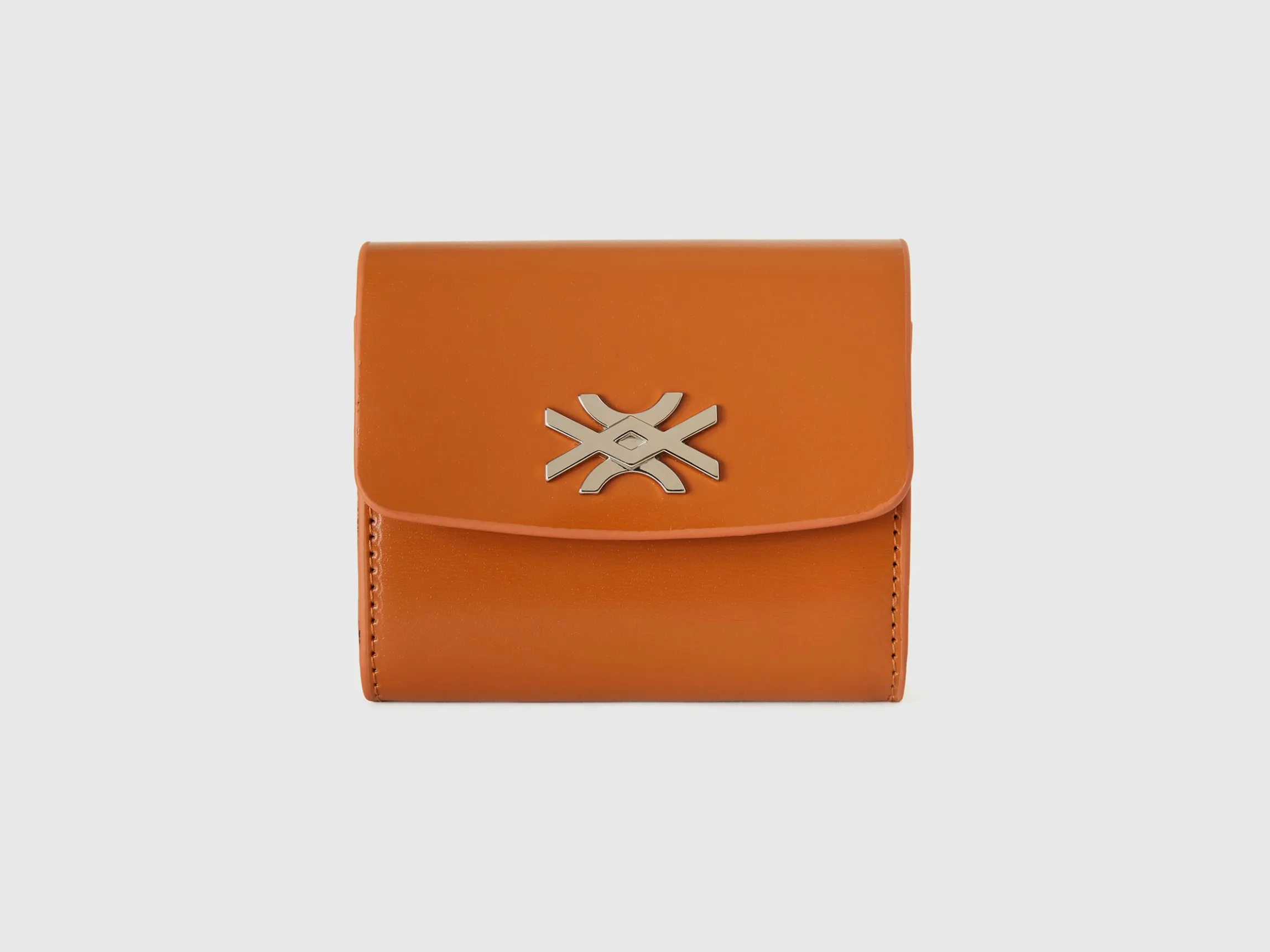 Small wallet in synthetic patent leather