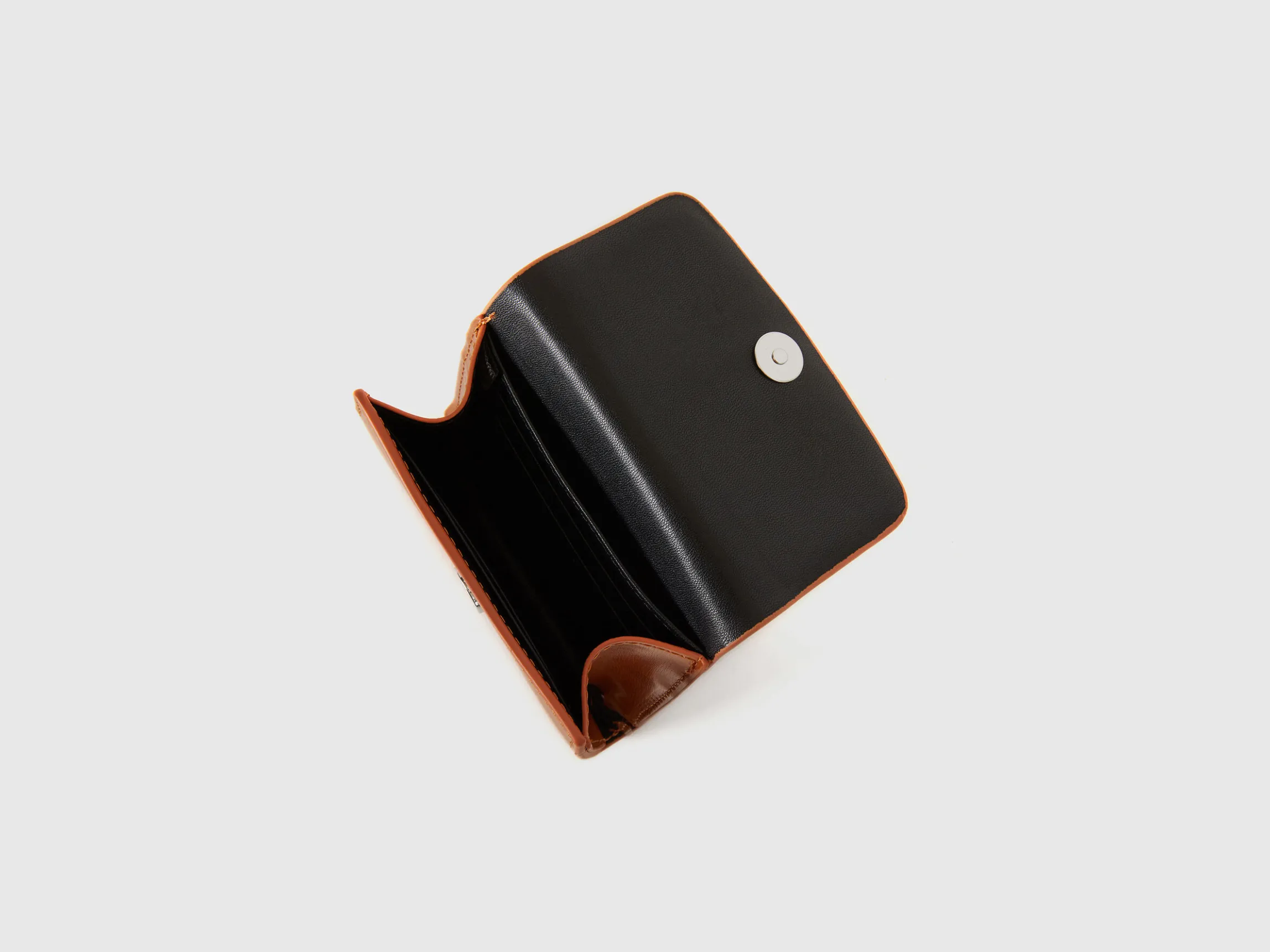 Small wallet in synthetic patent leather