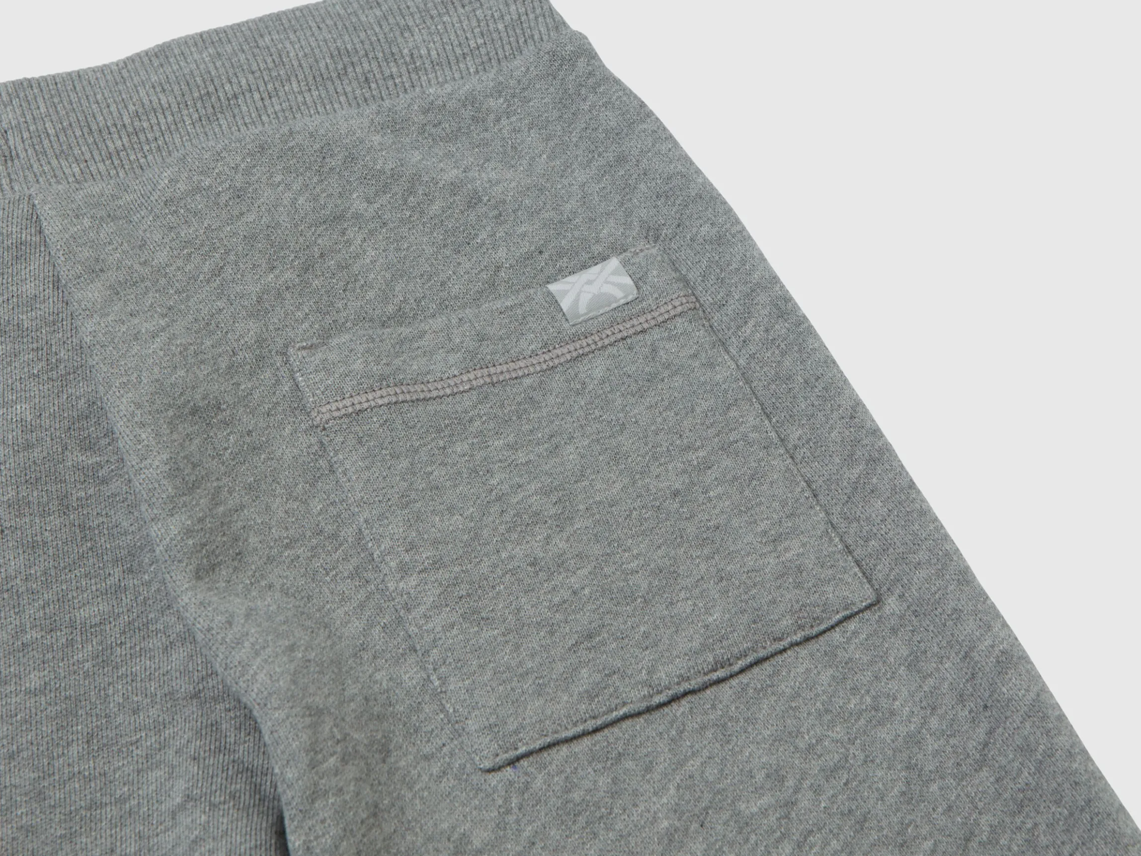 Sporty trousers with drawstring