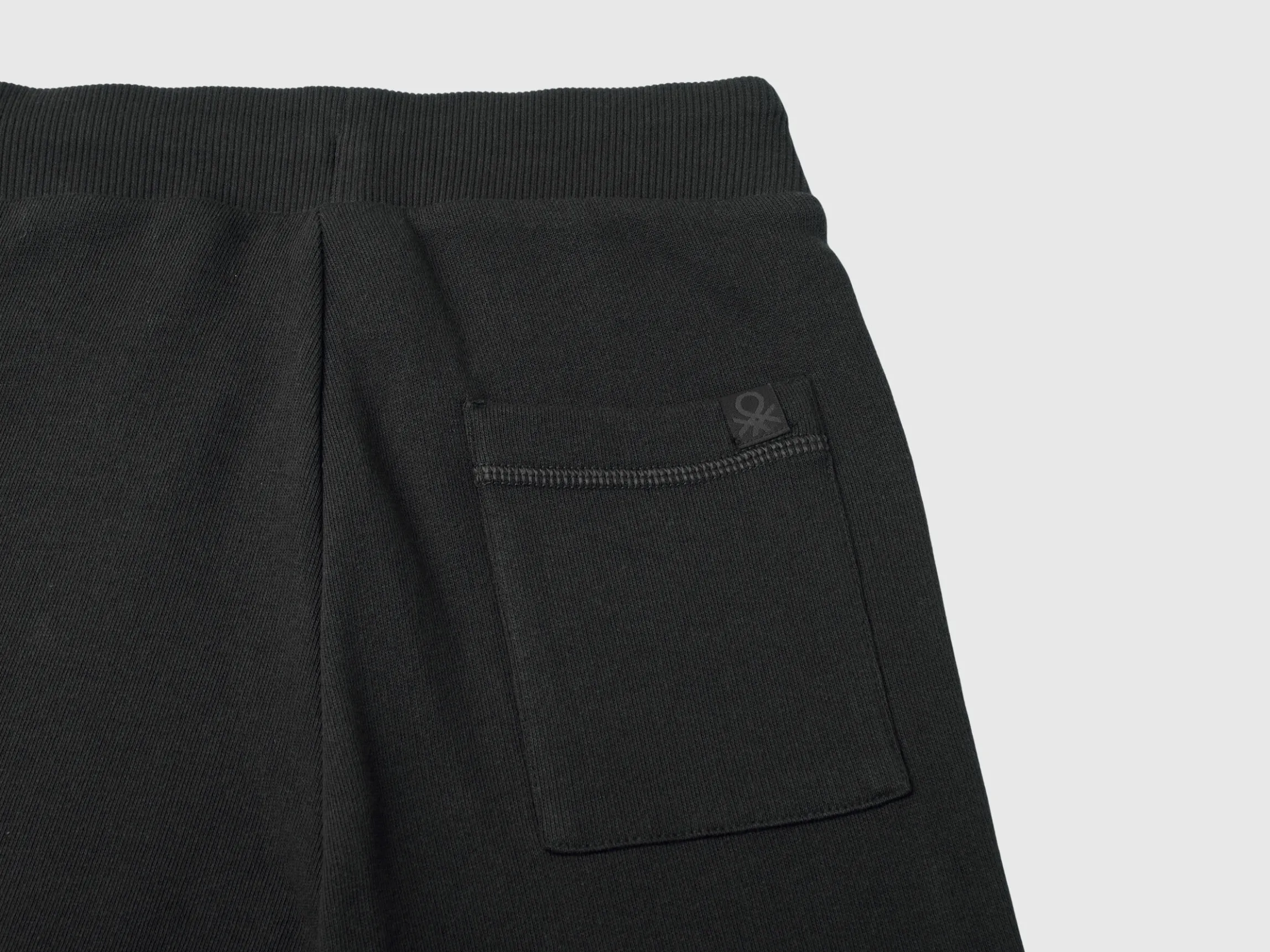 Sporty trousers with drawstring