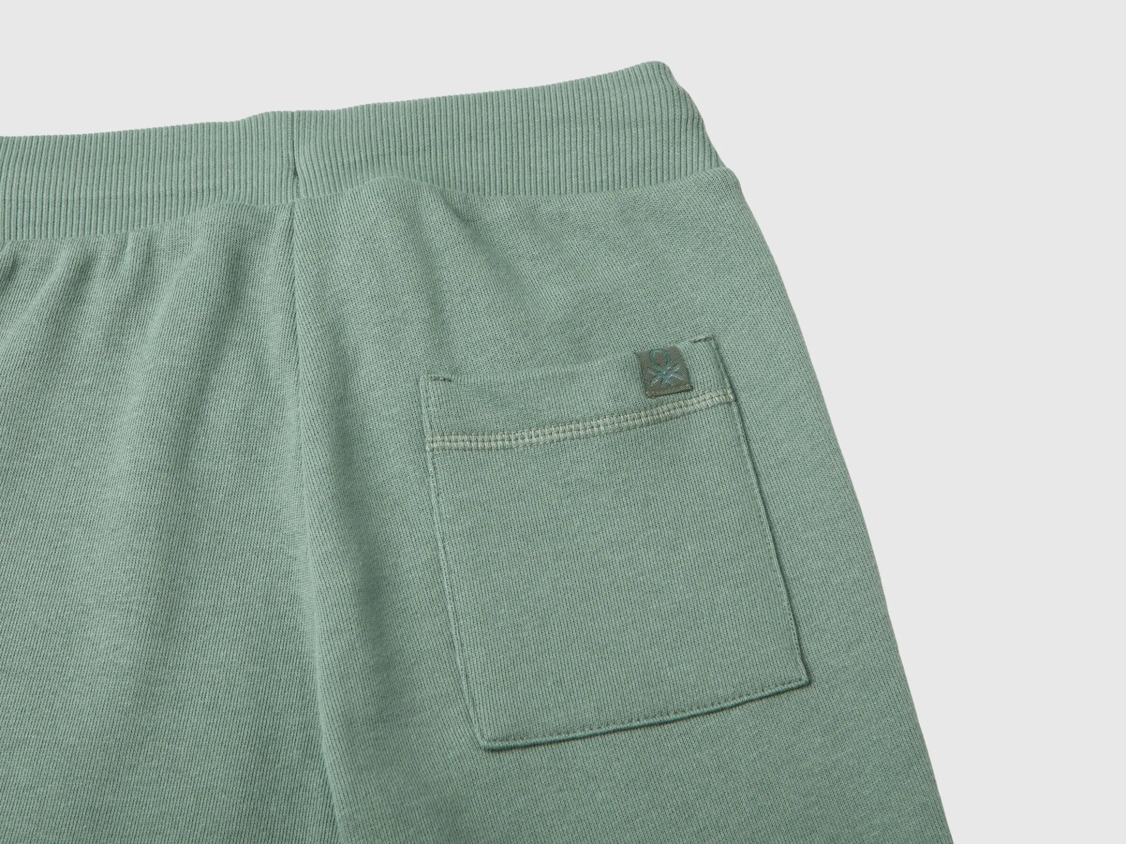 Sporty trousers with drawstring