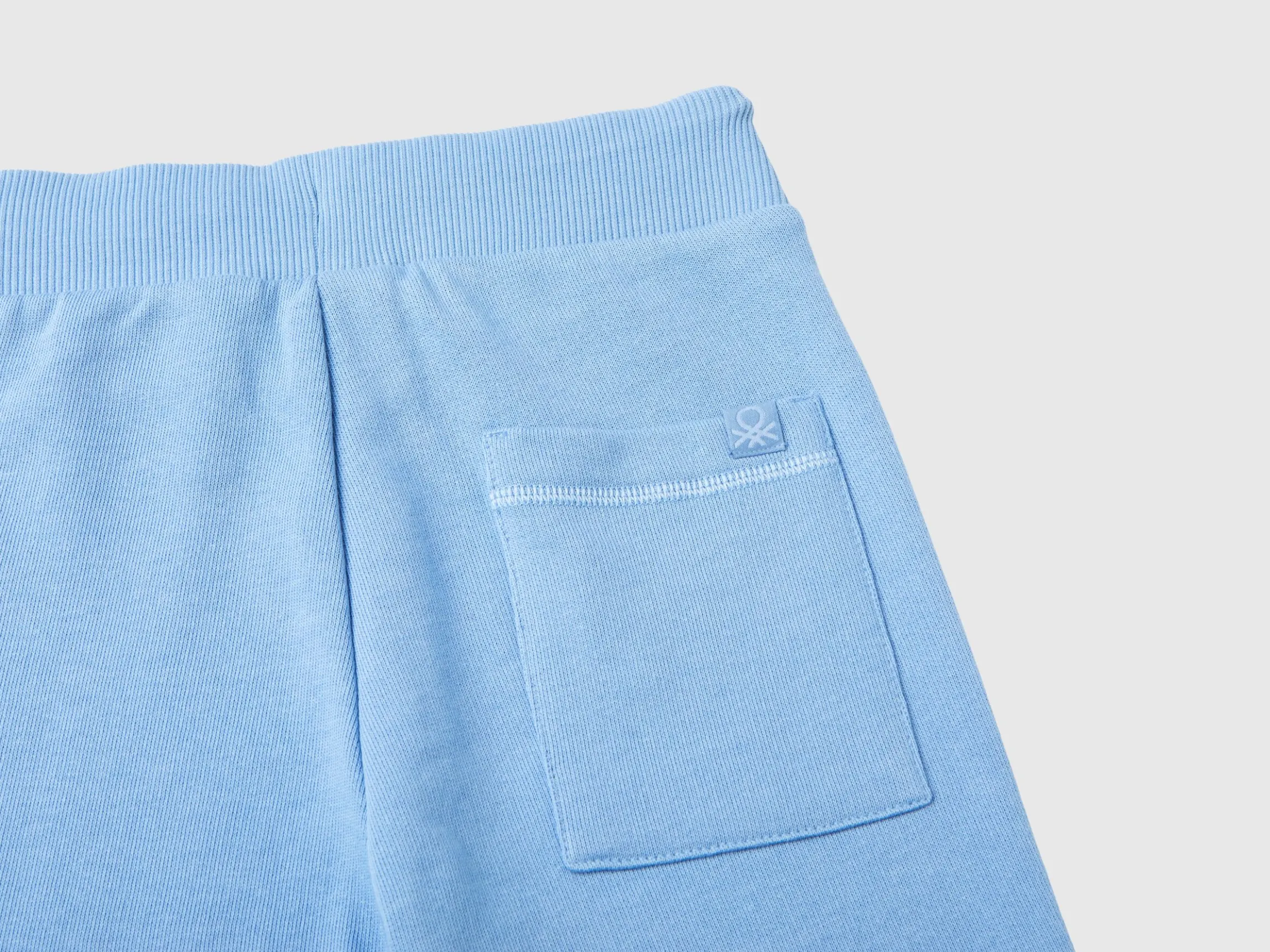 Sporty trousers with drawstring