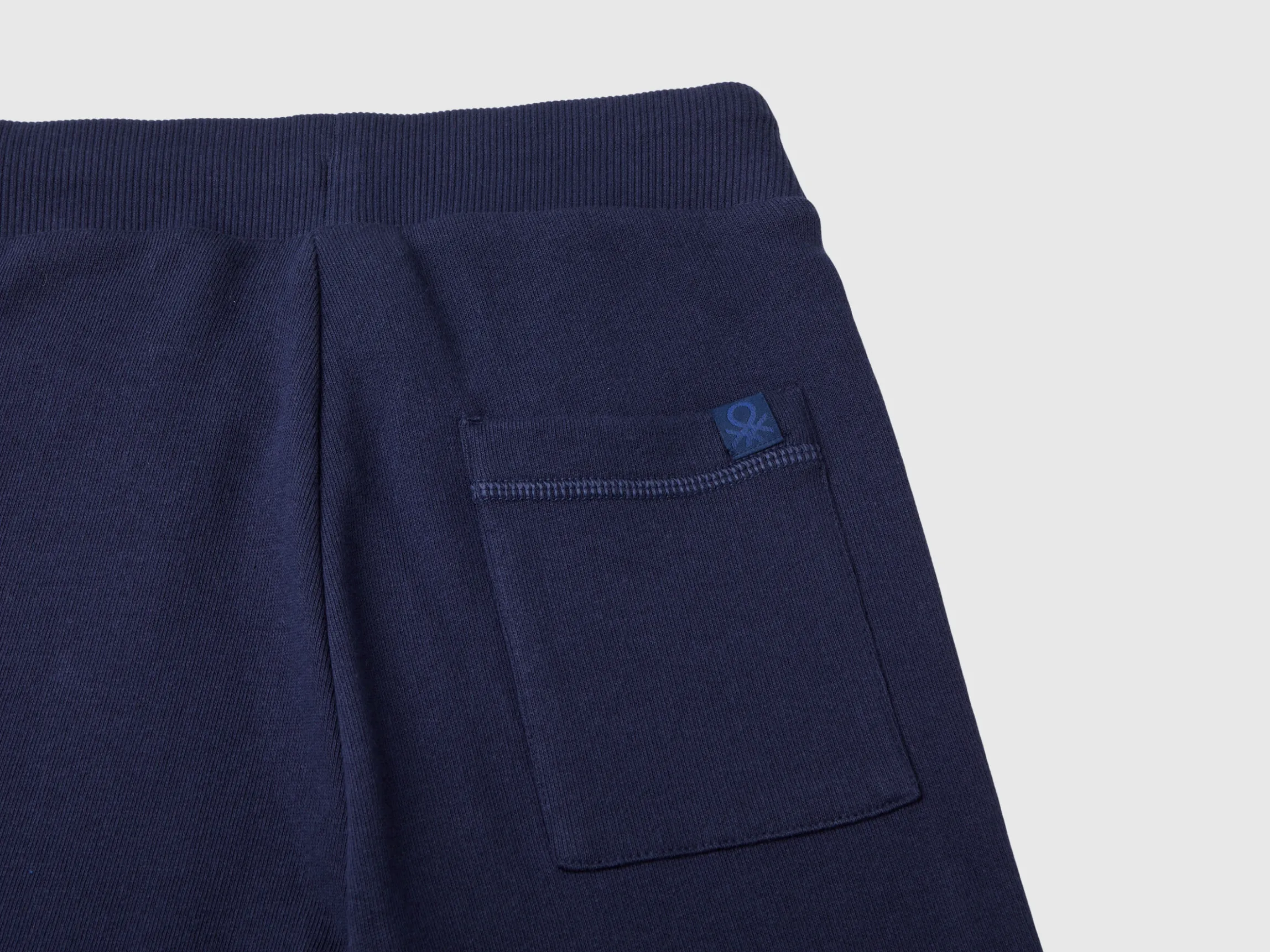 Sporty trousers with drawstring