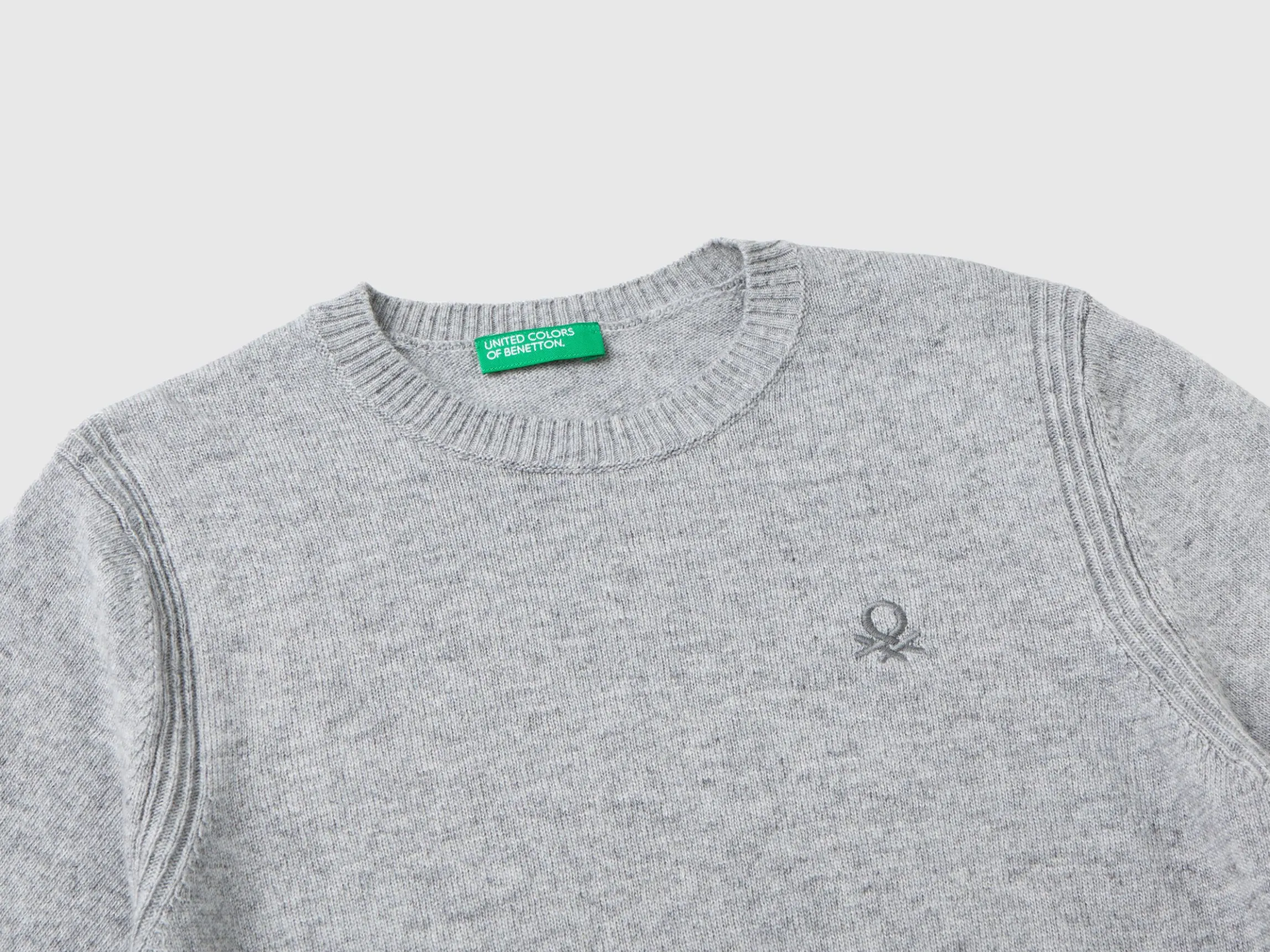 Sweater in cashmere and wool blend