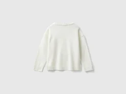 Sweater with cat inlay