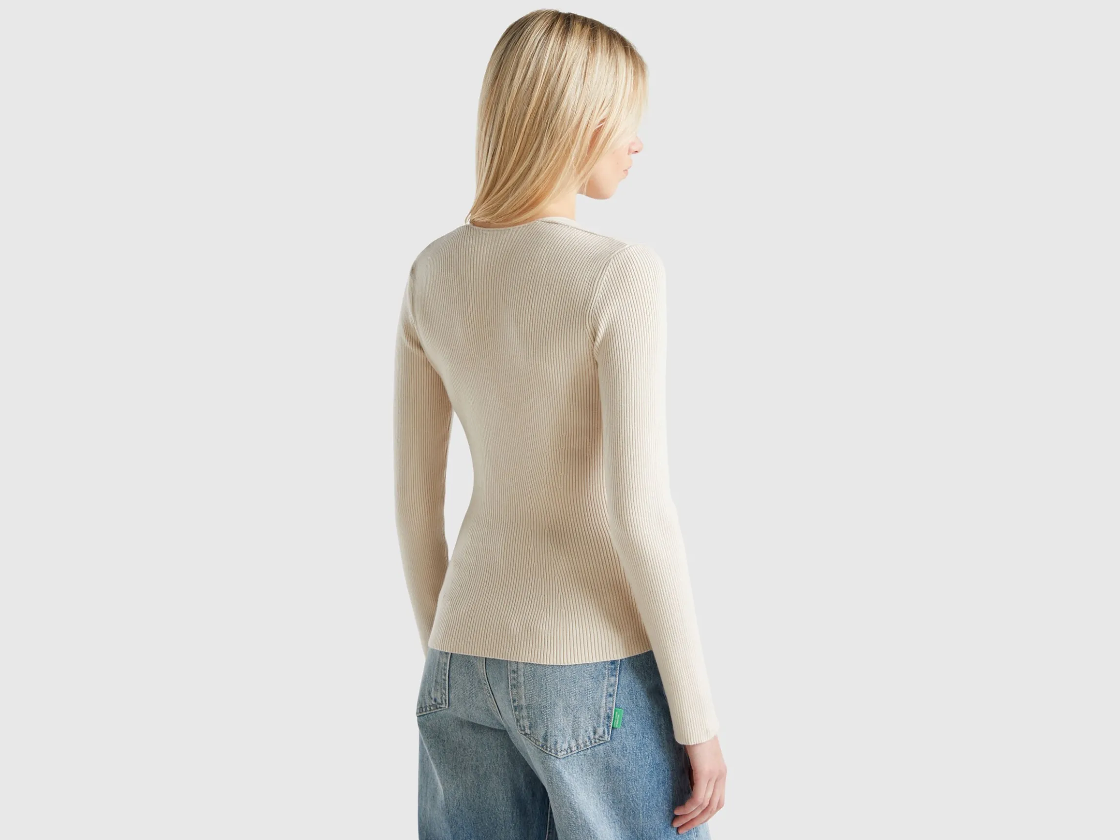 Sweater with sweetheart neck