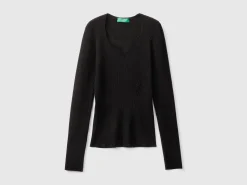 Sweater with sweetheart neck
