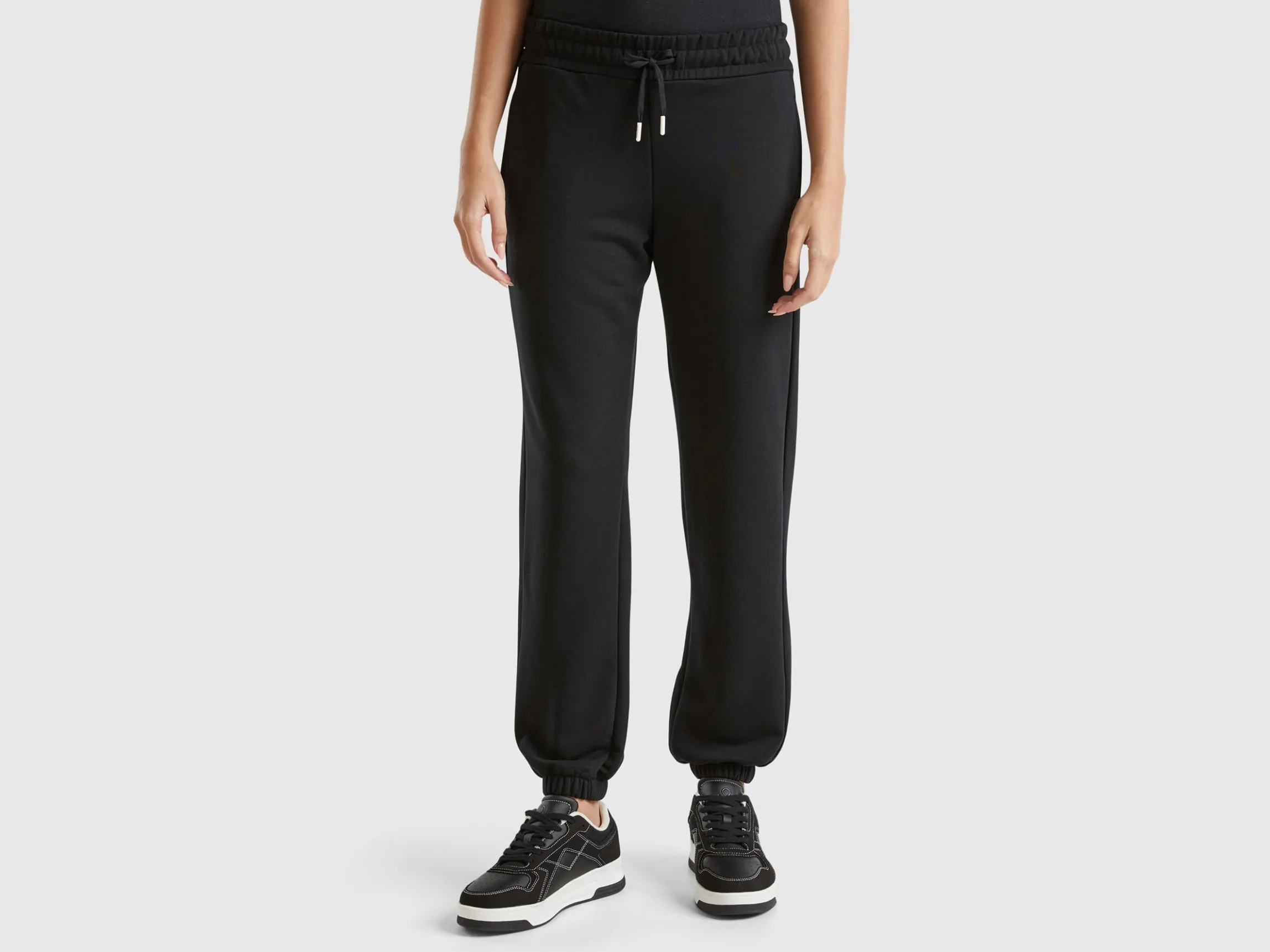 Sweatpants with drawstring