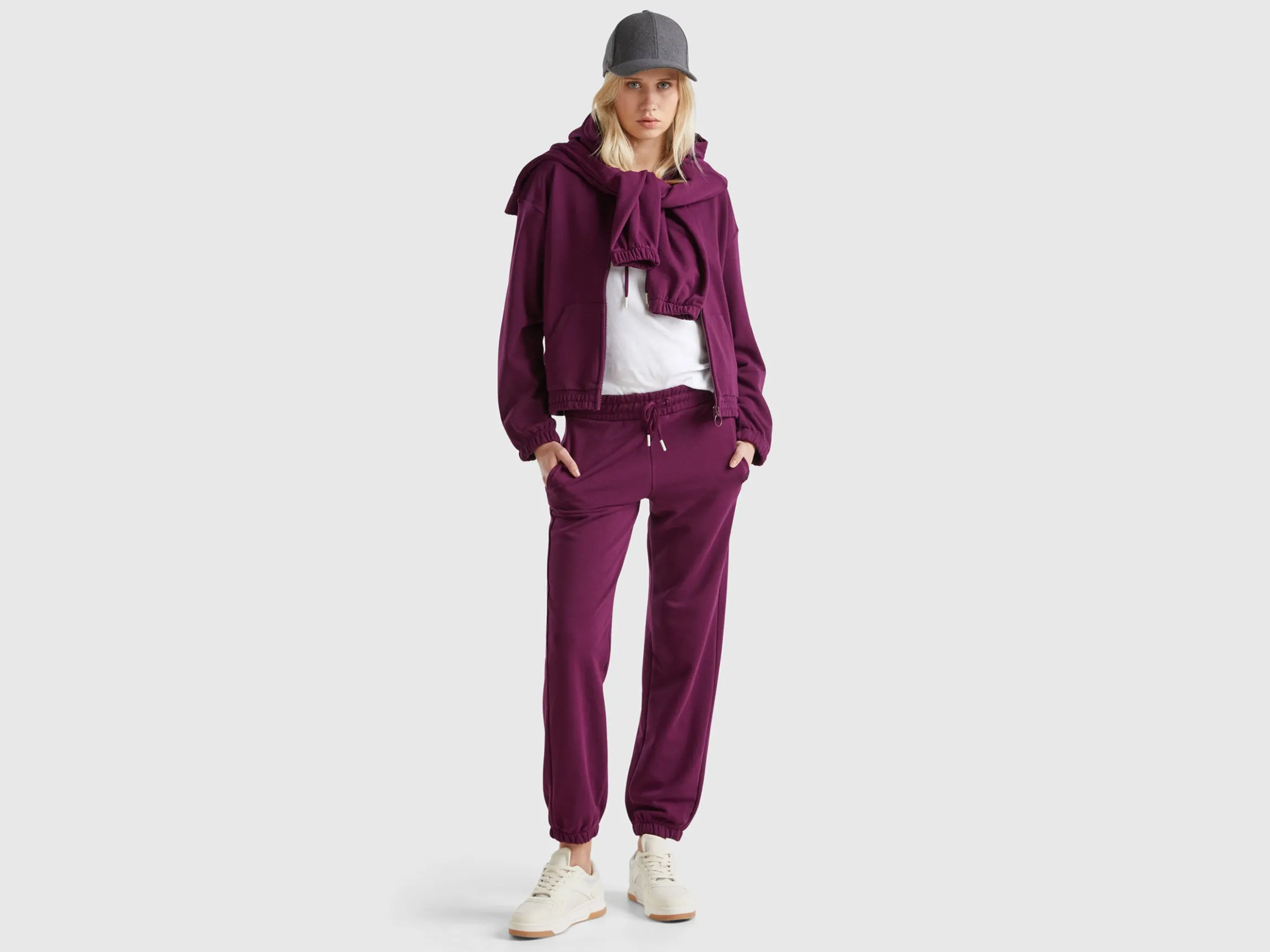 Sweatpants with drawstring