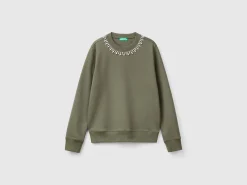 Sweatshirt with jewel effect applique