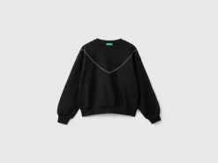Sweatshirt with jewel-like applique