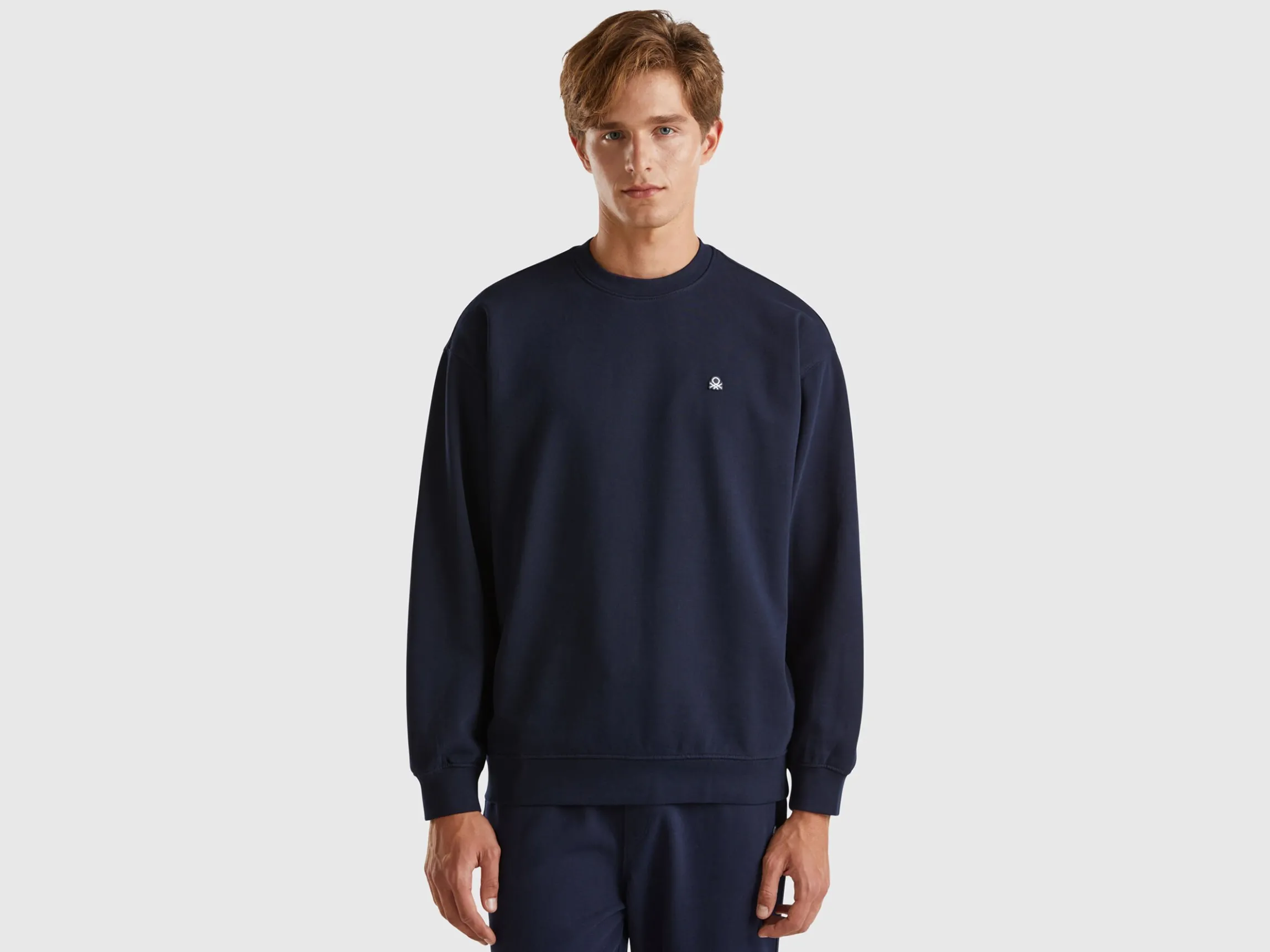 Sweatshirt with logo patch