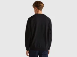 Sweatshirt with logo patch