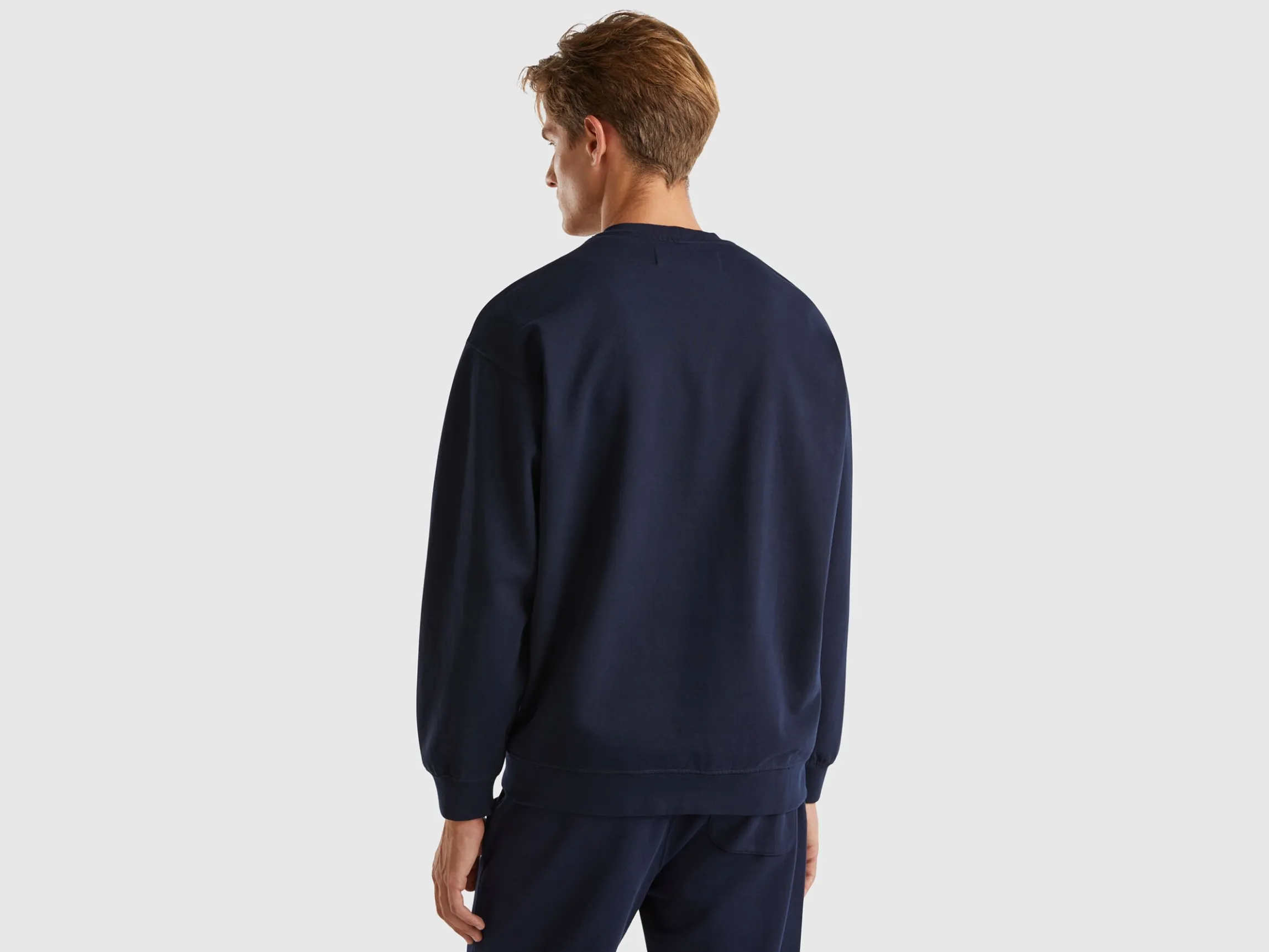 Sweatshirt with logo patch
