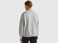 Sweatshirt with logo patch