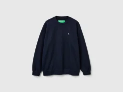 Sweatshirt with logo patch