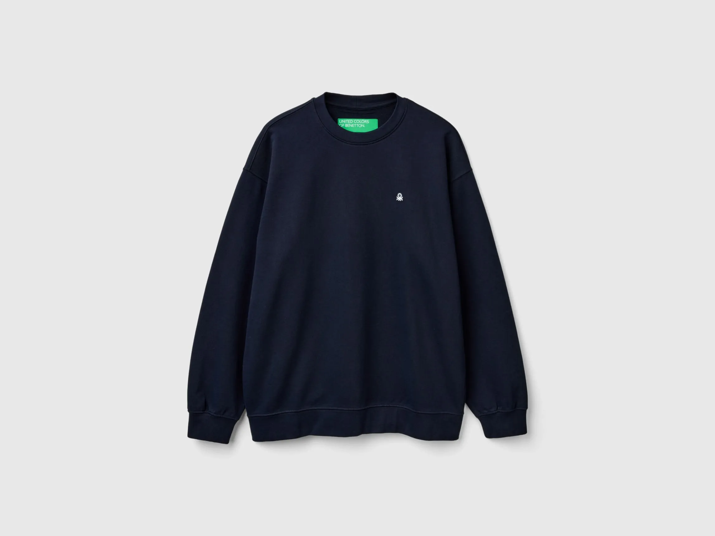 Sweatshirt with logo patch