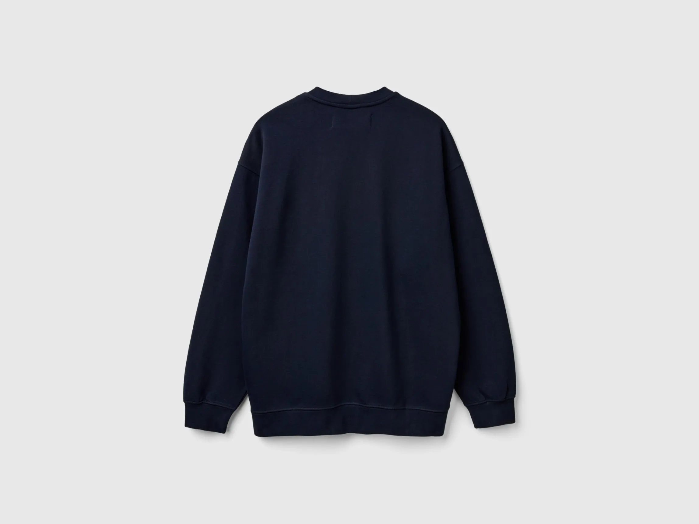 Sweatshirt with logo patch