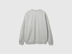 Sweatshirt with logo patch