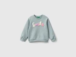 Sweatshirt with petal look applique