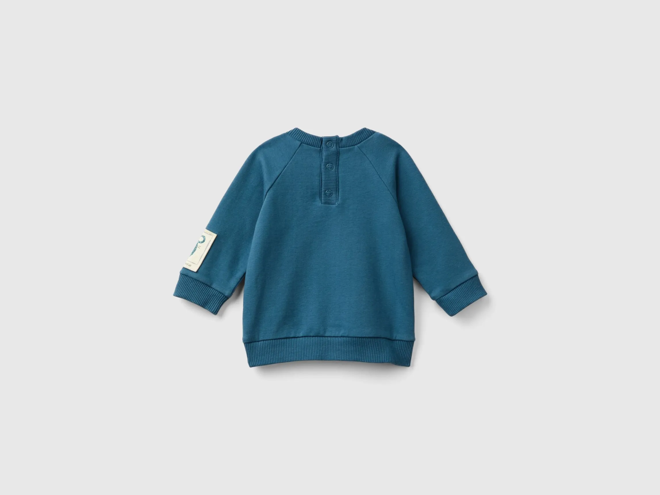 Sweatshirt with pocket and applique