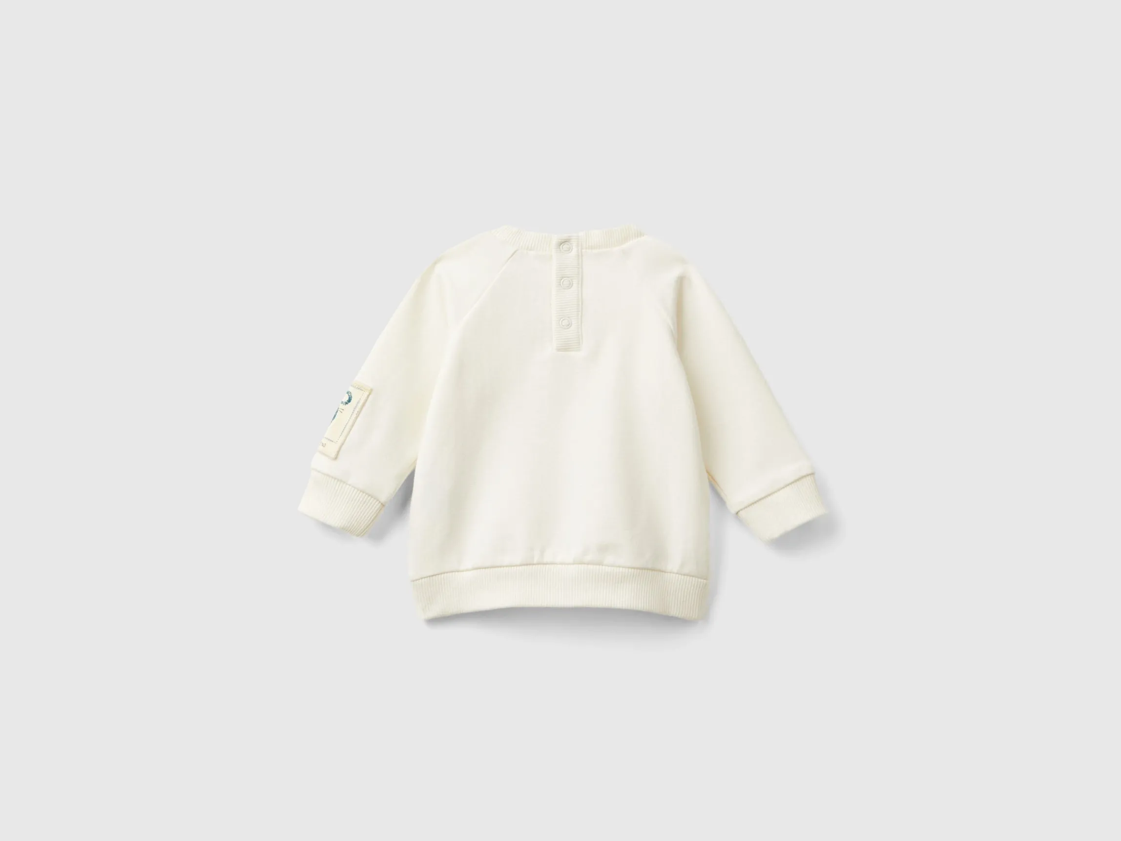 Sweatshirt with pocket and applique