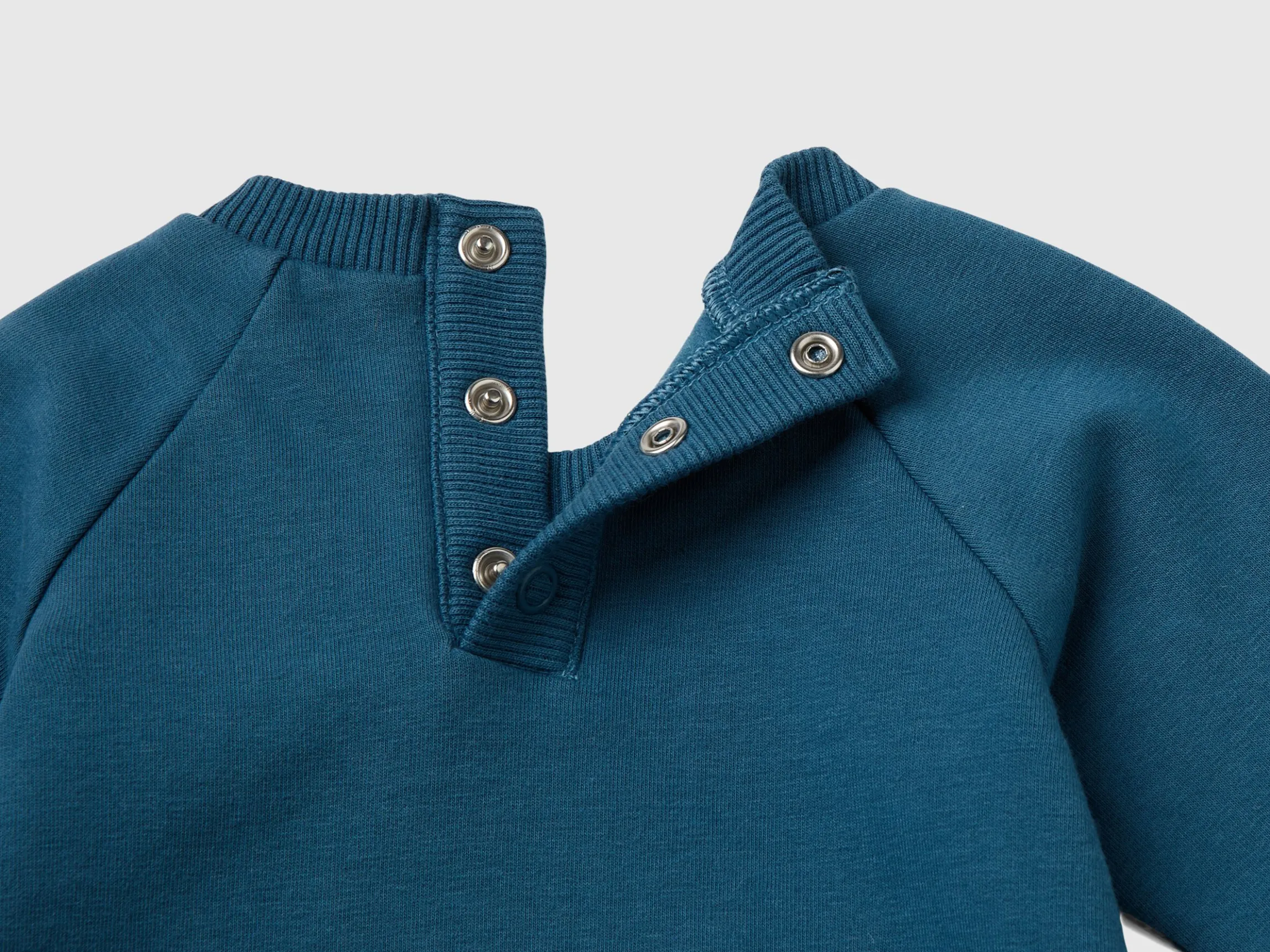 Sweatshirt with pocket and applique