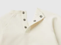 Sweatshirt with pocket and applique