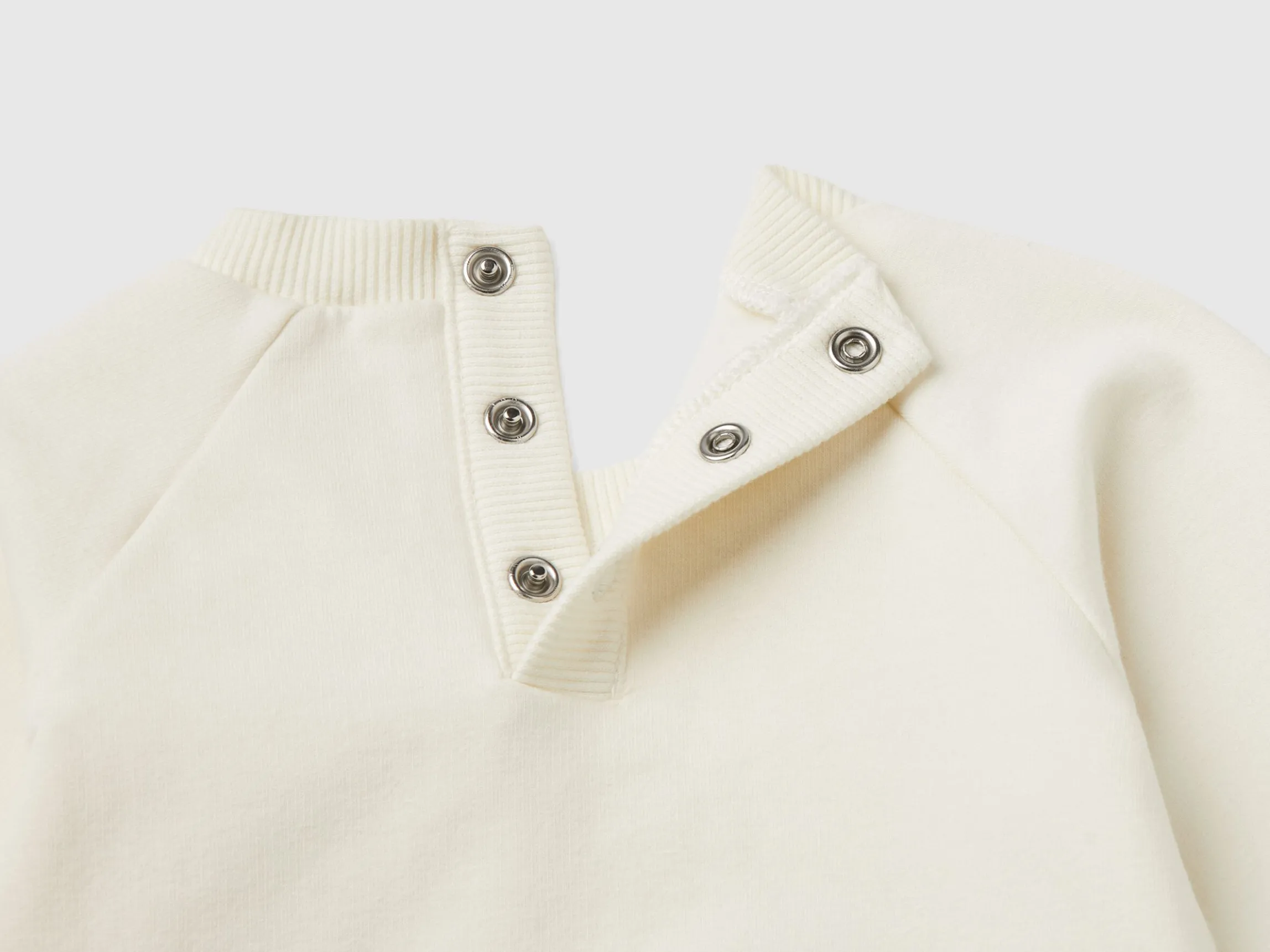 Sweatshirt with pocket and applique