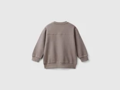 Sweatshirt with pockets