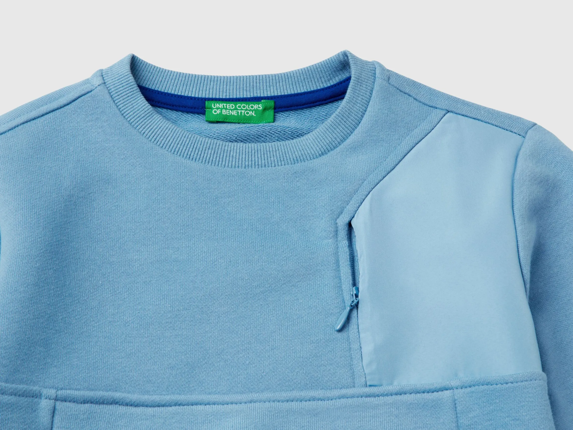 Sweatshirt with pockets