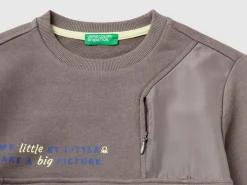 Sweatshirt with pockets