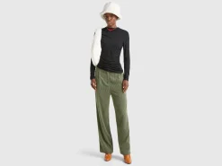 Trousers in corduroy