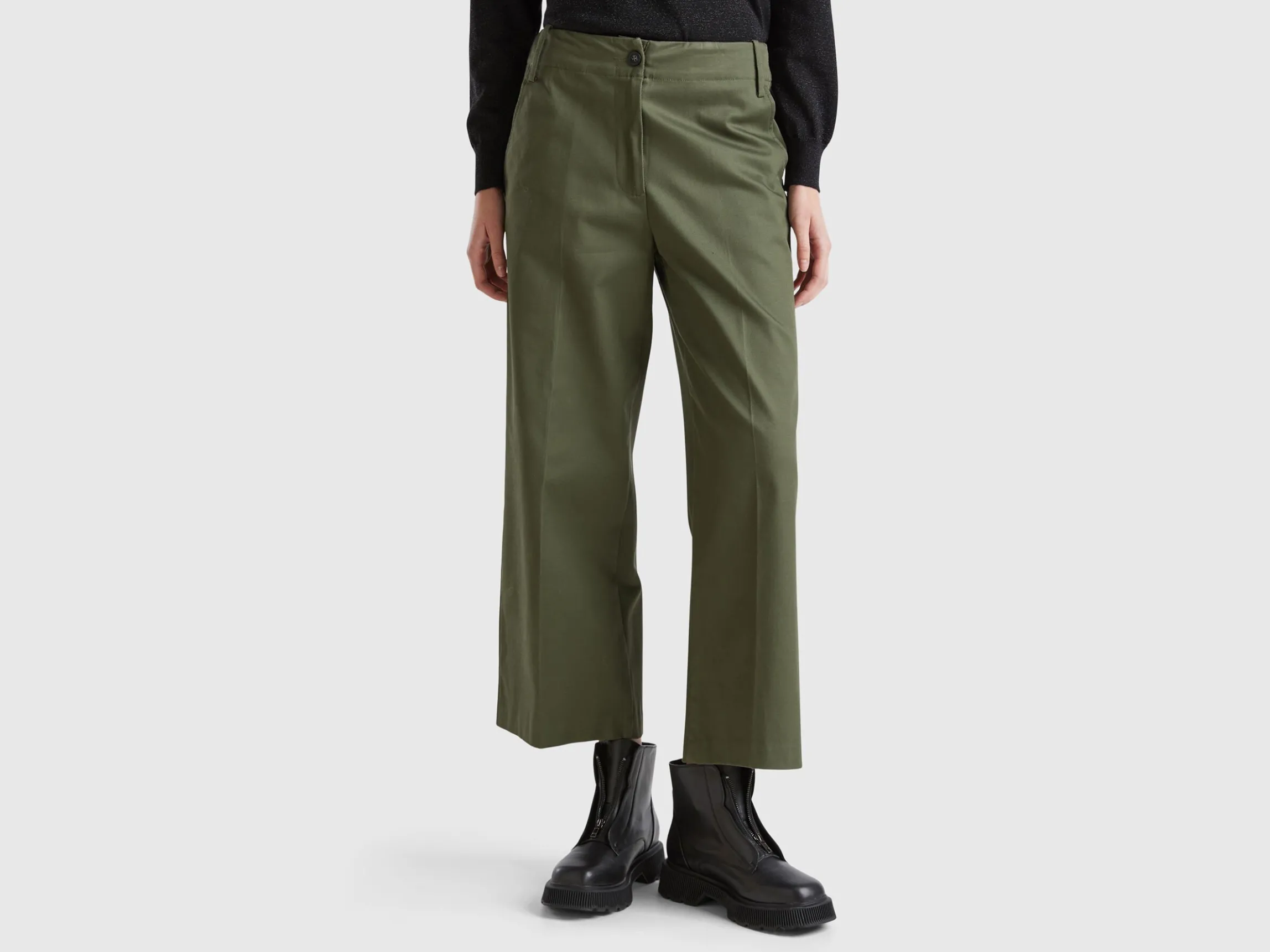 Trousers in stretch cotton with straight leg