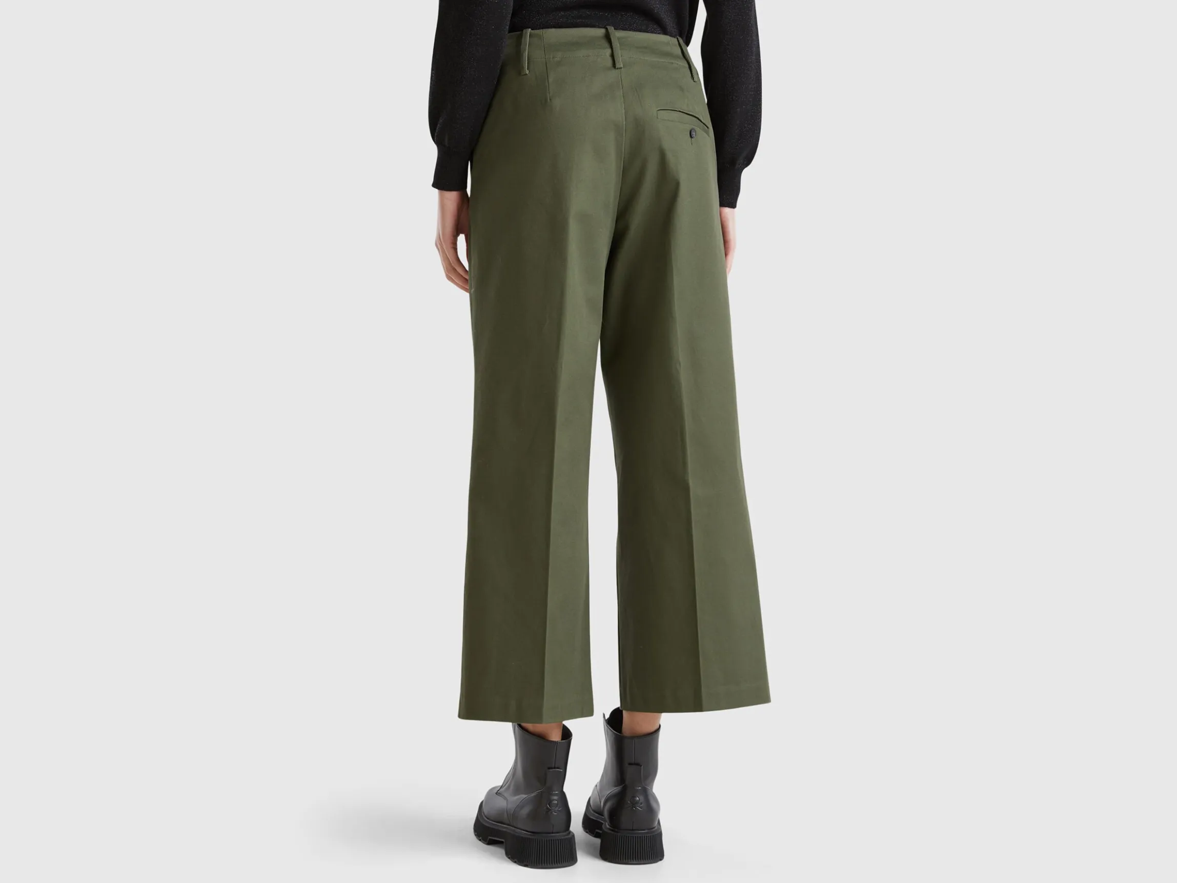 Trousers in stretch cotton with straight leg