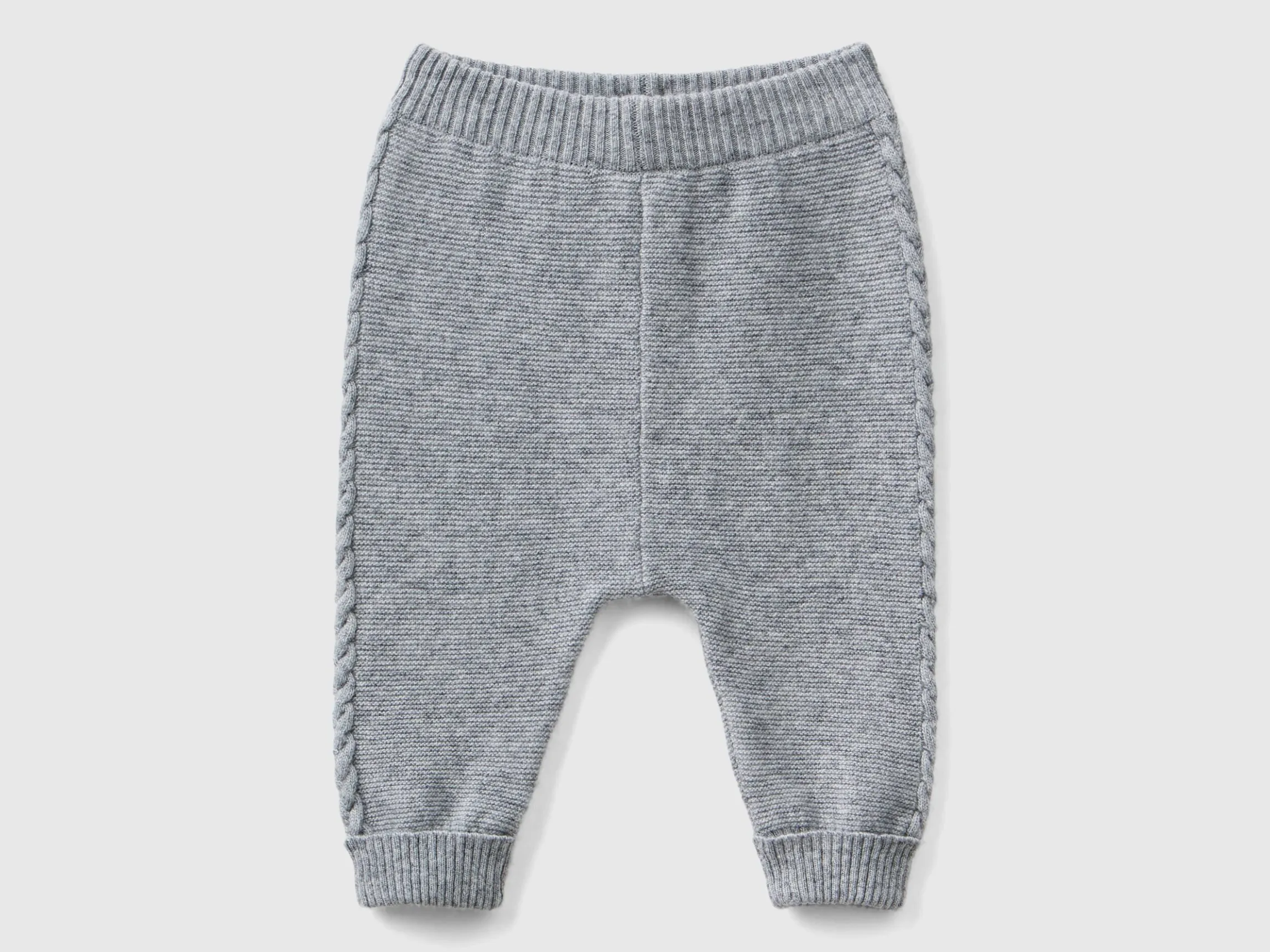 Trousers with cables in recycled wool blend