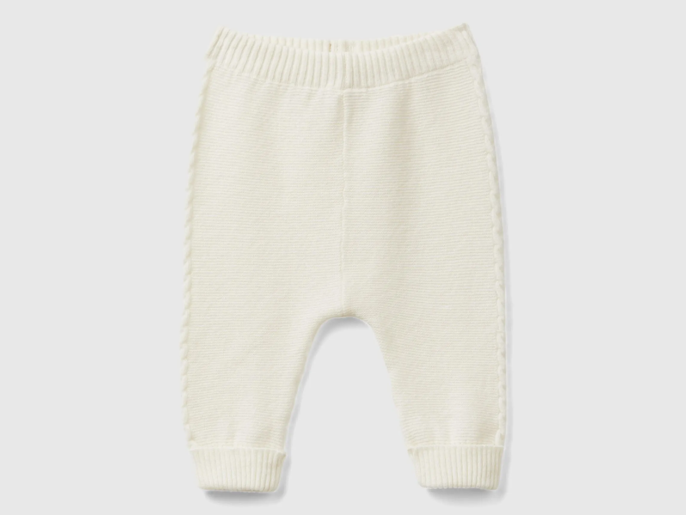 Trousers with cables in recycled wool blend
