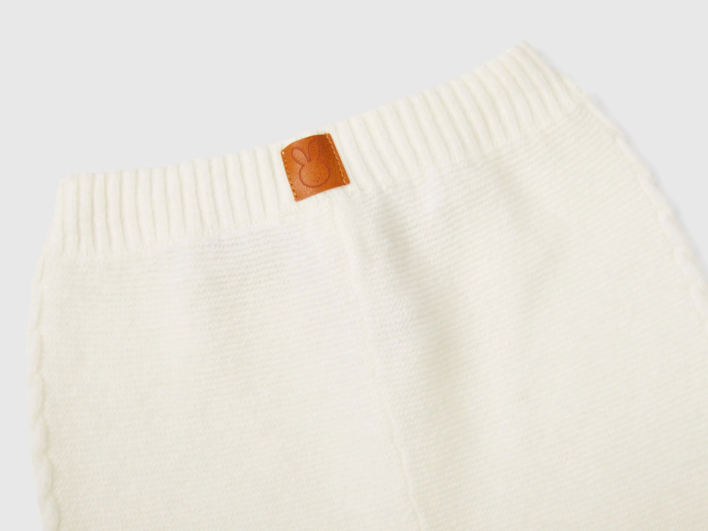 Trousers with cables in recycled wool blend