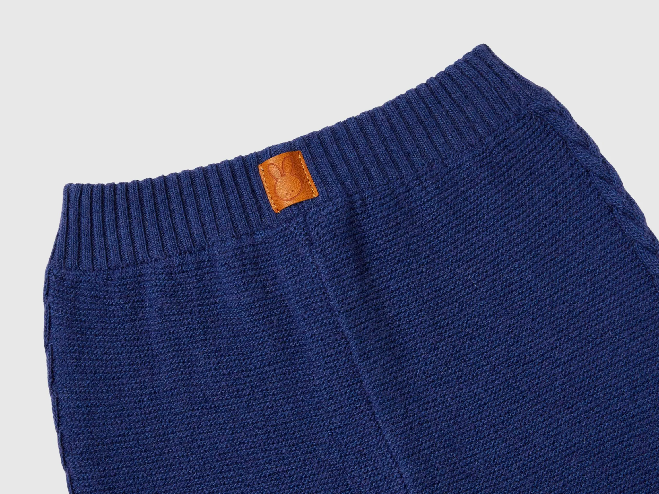 Trousers with cables in recycled wool blend