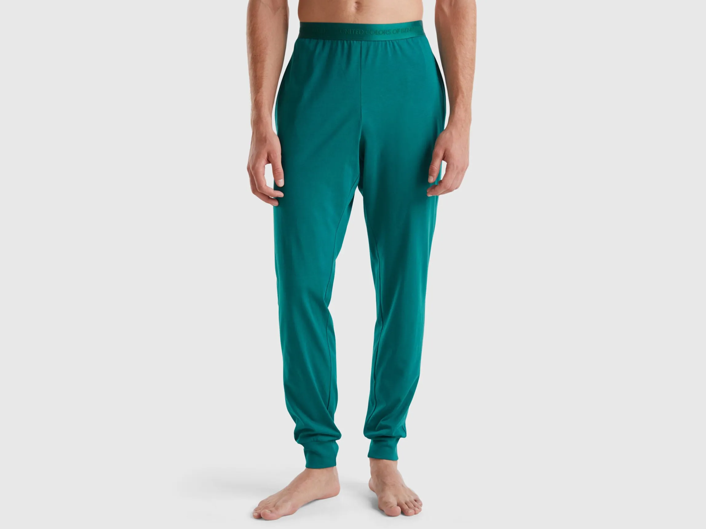 Trousers with elastic logo