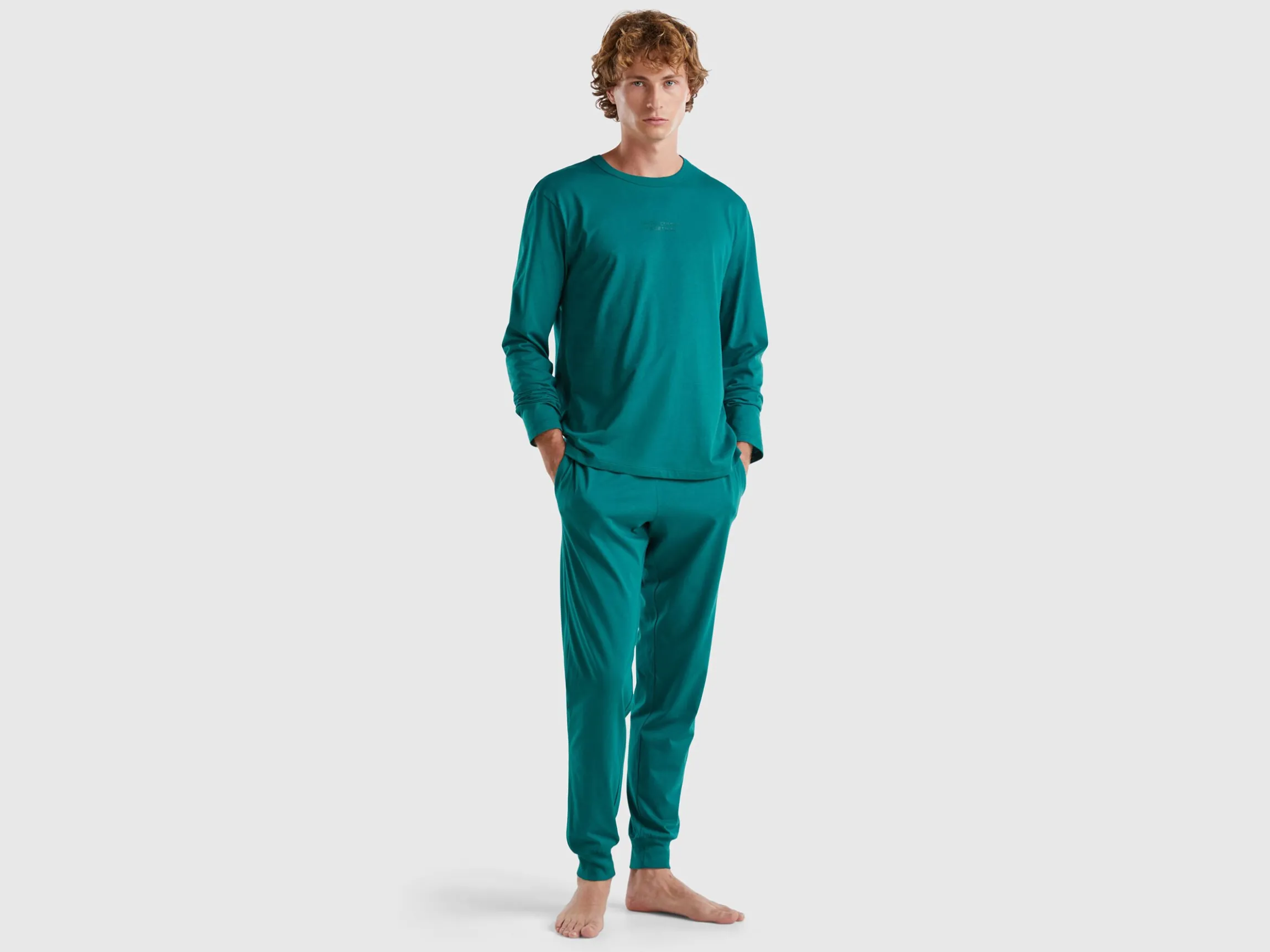 Trousers with elastic logo