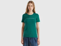 T-shirt in 100% cotton with glitter print logo