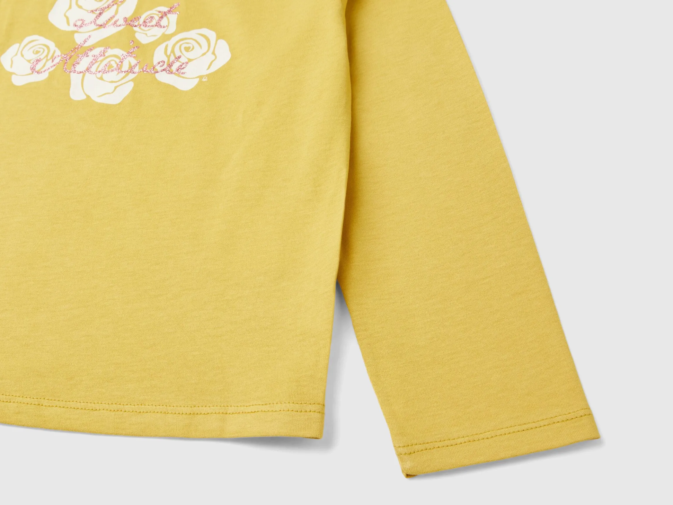 T-shirt with glittery print